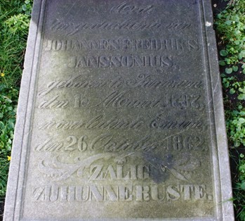 Eenum 22 Echtpaar Land(t)-Jans(s)onius onderste gedeelte - Dit betreft het grafschrift van Johannes Fredriks Janssonius