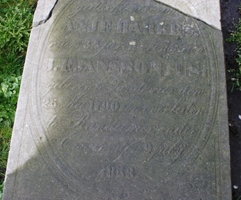 Eenum 22 Echtpaar Land(t)-Jans(s)onius bovenste gedeelte - Dit betreft het grafschrift van Anje Harkes Land(t)